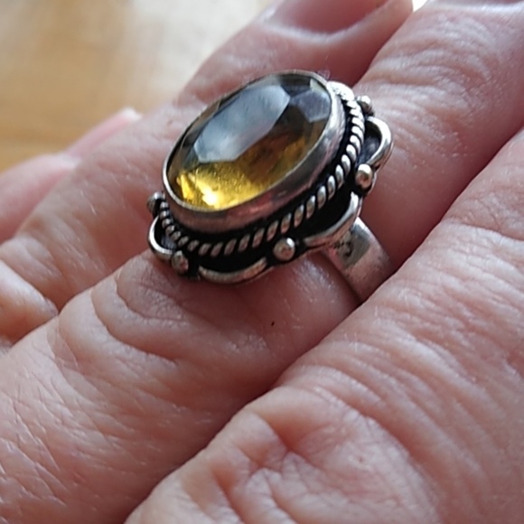 Yellow citrine colored ring in silvertone setting - Picture 2 of 4